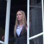 une blonde bcbg succombe aux charmes de son jardinier 150x150 - Cette jeune femme baise sans tabous devant la caméra